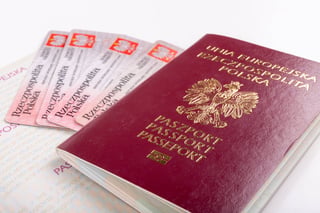 Polnischer Reisepass und Personalausweis auf einem weißen Tisch. Persönliche Dokumente aus einem europäischen Land.