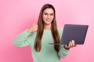 若い女性のポートレート 履歴書の確認 求人応募 プロモーション 契約書 メール送信 サムネイル