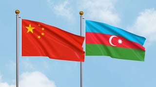 Drapeaux de la Chine et de l’Azerbaïdjan flottant dans le ciel