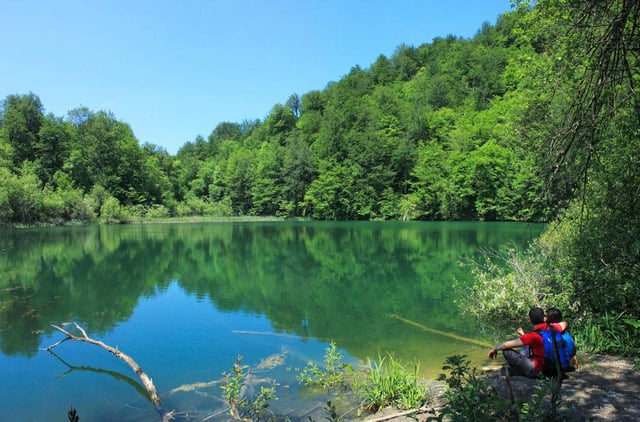 Lago Blu nel villaggio di Kilavar, regione di Shabran, Azerbaigian