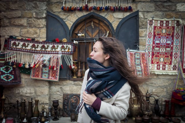Viajero curioso explora auténtico bazar oriental en Asia Central en invierno joven