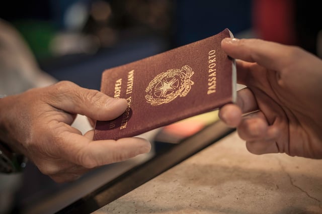 Persona entregando pasaporte primer plano