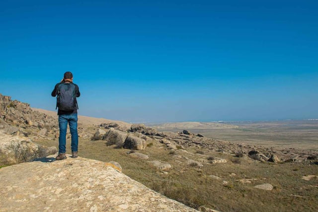Turista en una cueva de roca en Gobustán Azerbaiyán