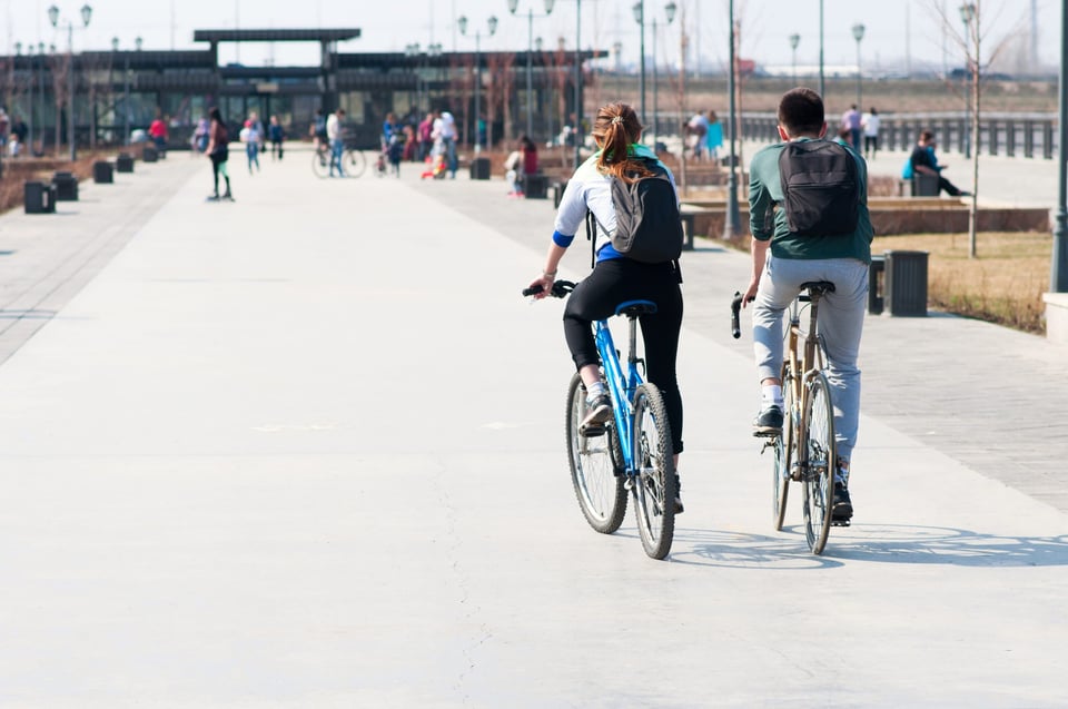 Couple faisant du vélo en Azerbaïdjan