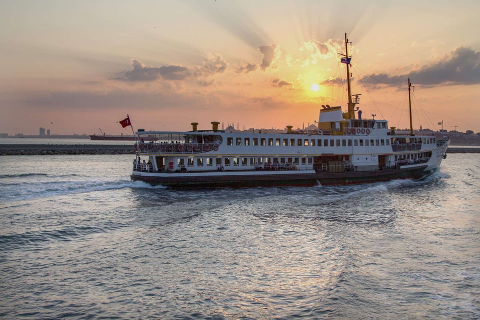 Ferry au coucher du soleil, Bakou