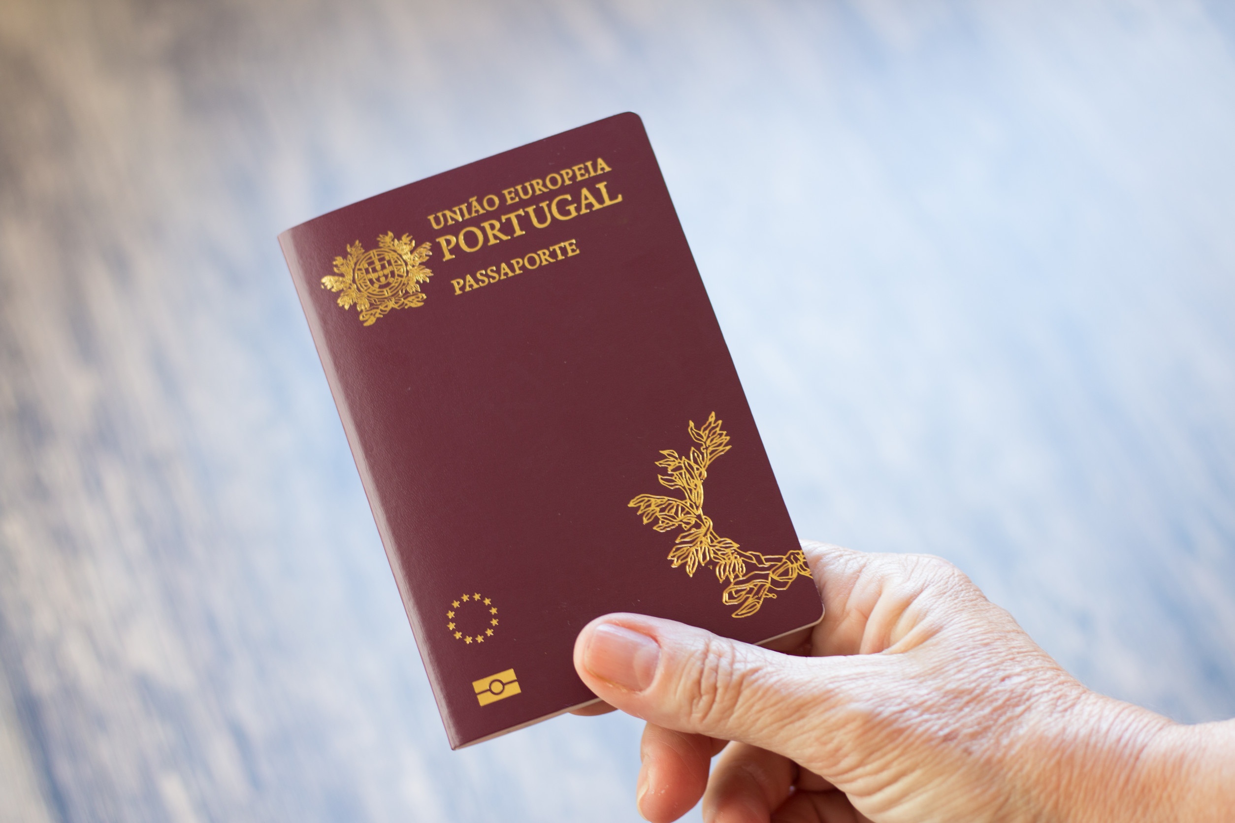 Mano che tiene un passaporto portoghese
